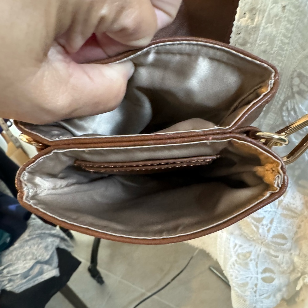 VANGUE Crossbody faux leather 4 compartments 2 cardholders detachable strap NWOT - Picture 7 of 9